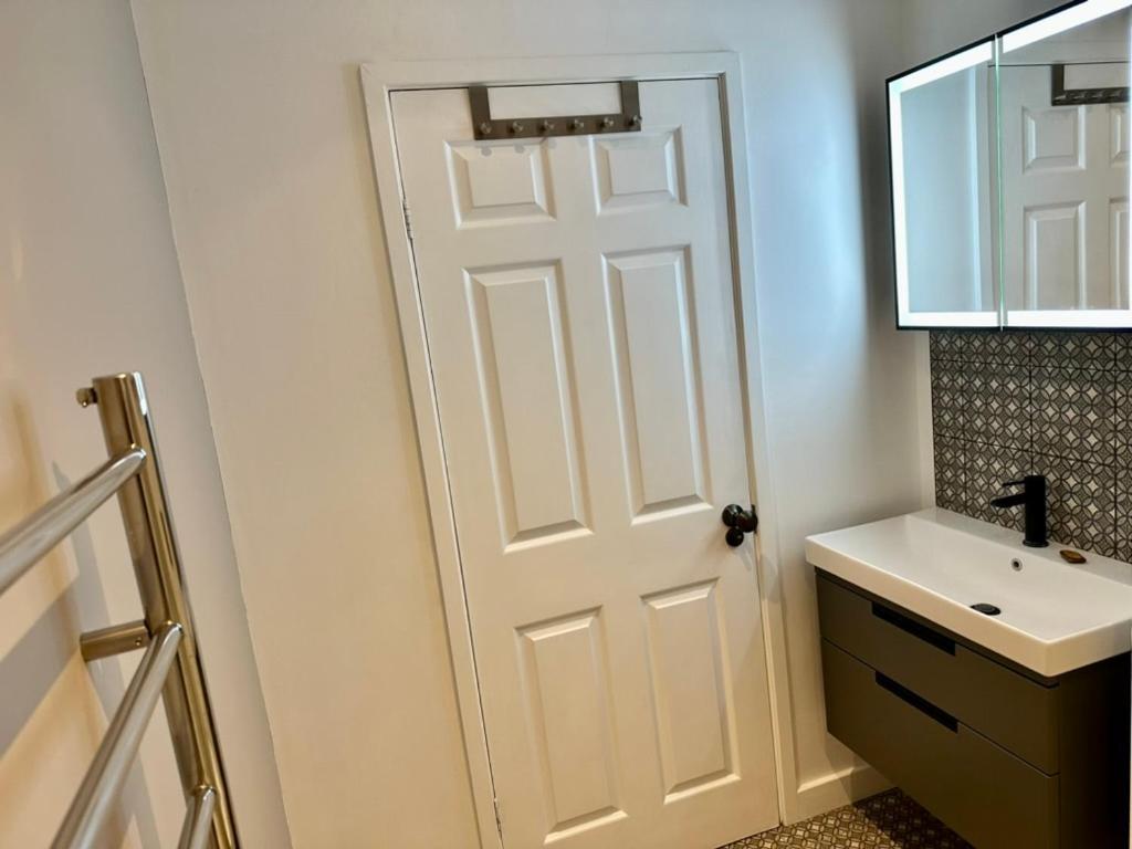 The Retreat, Luxury Studio Apartment In Bath With Parking Luaran gambar